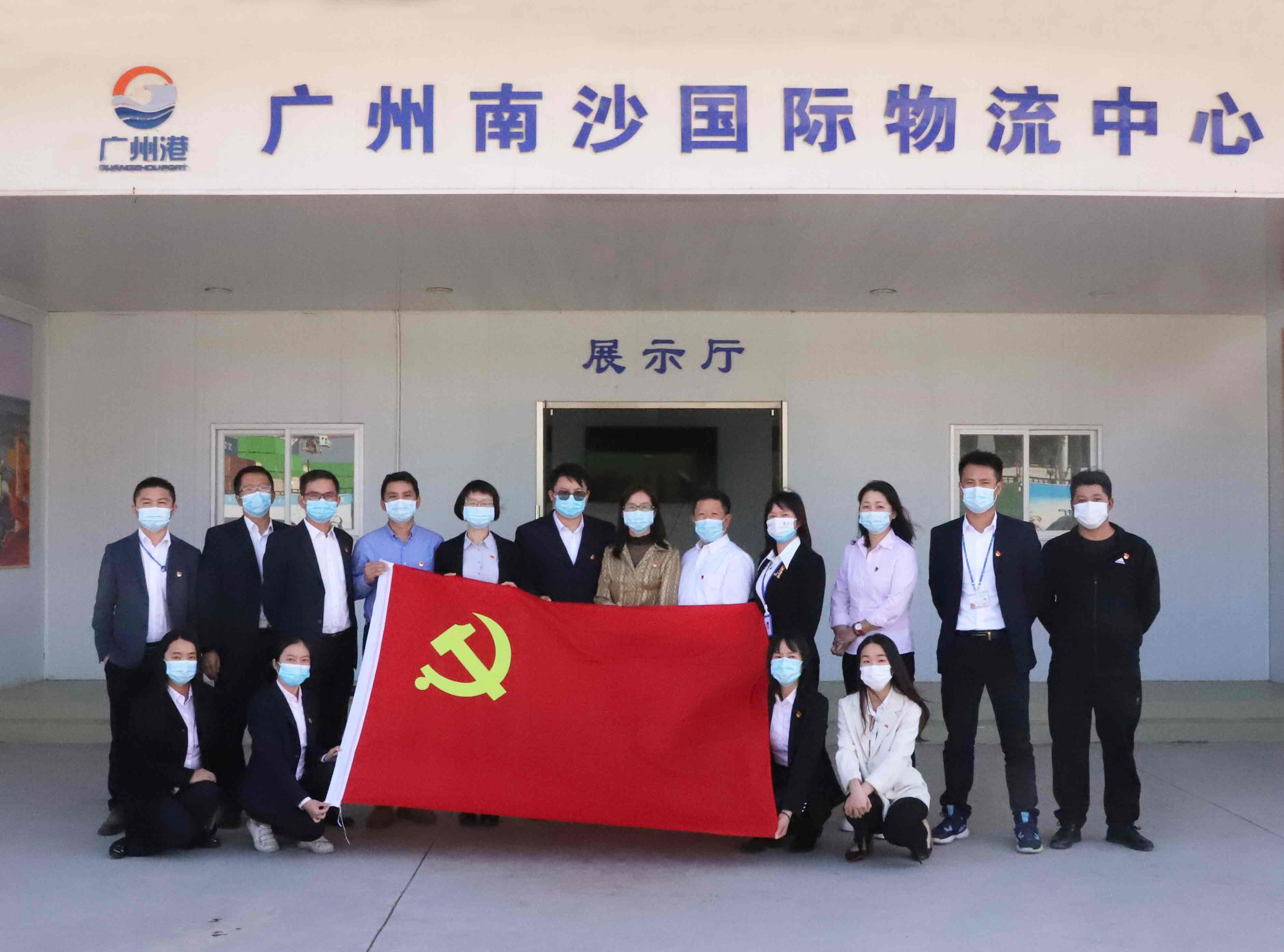 物流中心門口合照2.jpg 物流中心門口合照2.jpg